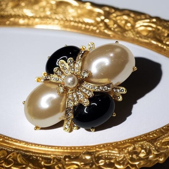 JOAN RIVERS Vintage 1990s Onyx Pearl Crystal Deco Brooch - Picture 2 of 3
